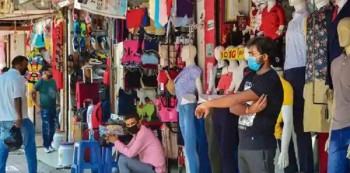 As early shoppers step out, high street markets win over big malls